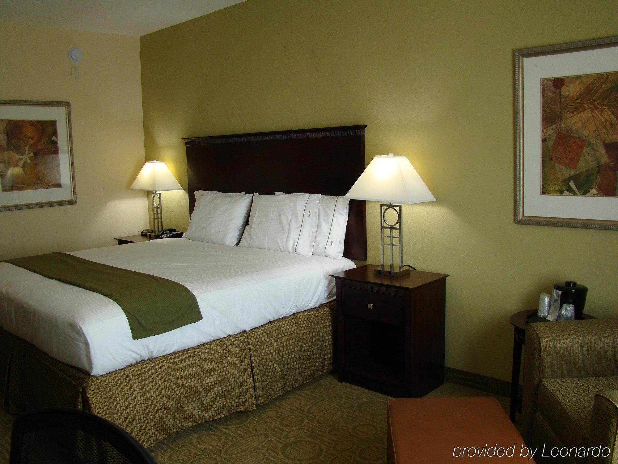 Holiday Inn Express & Suites Brownfield Номер фото