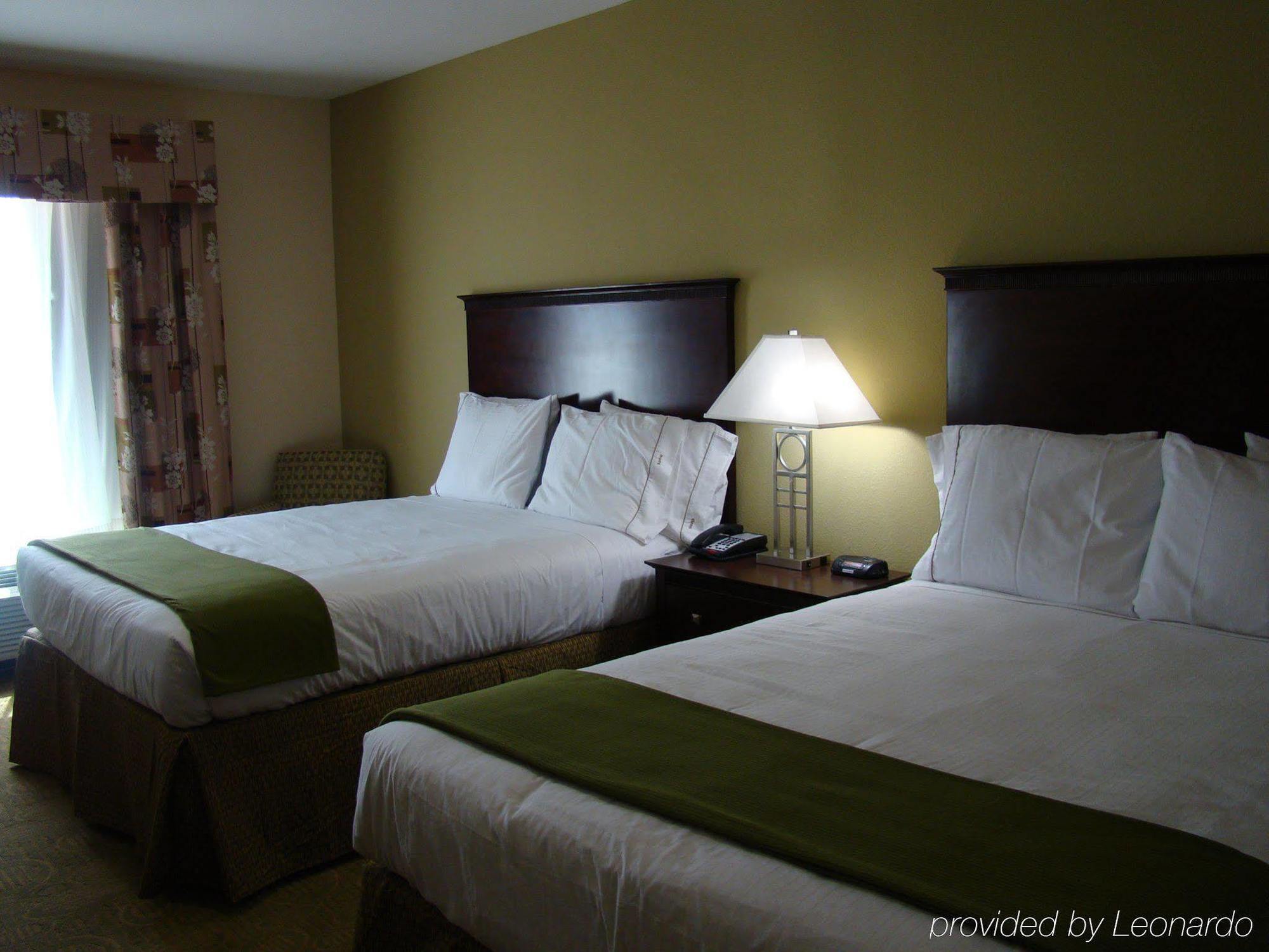 Holiday Inn Express & Suites Brownfield Номер фото