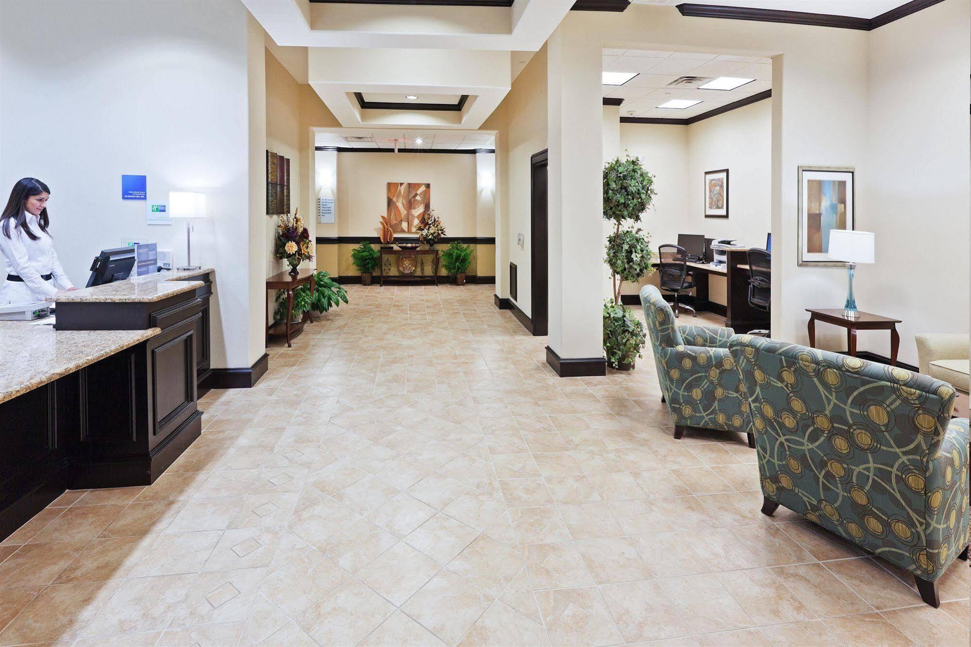 Holiday Inn Express & Suites Brownfield Экстерьер фото