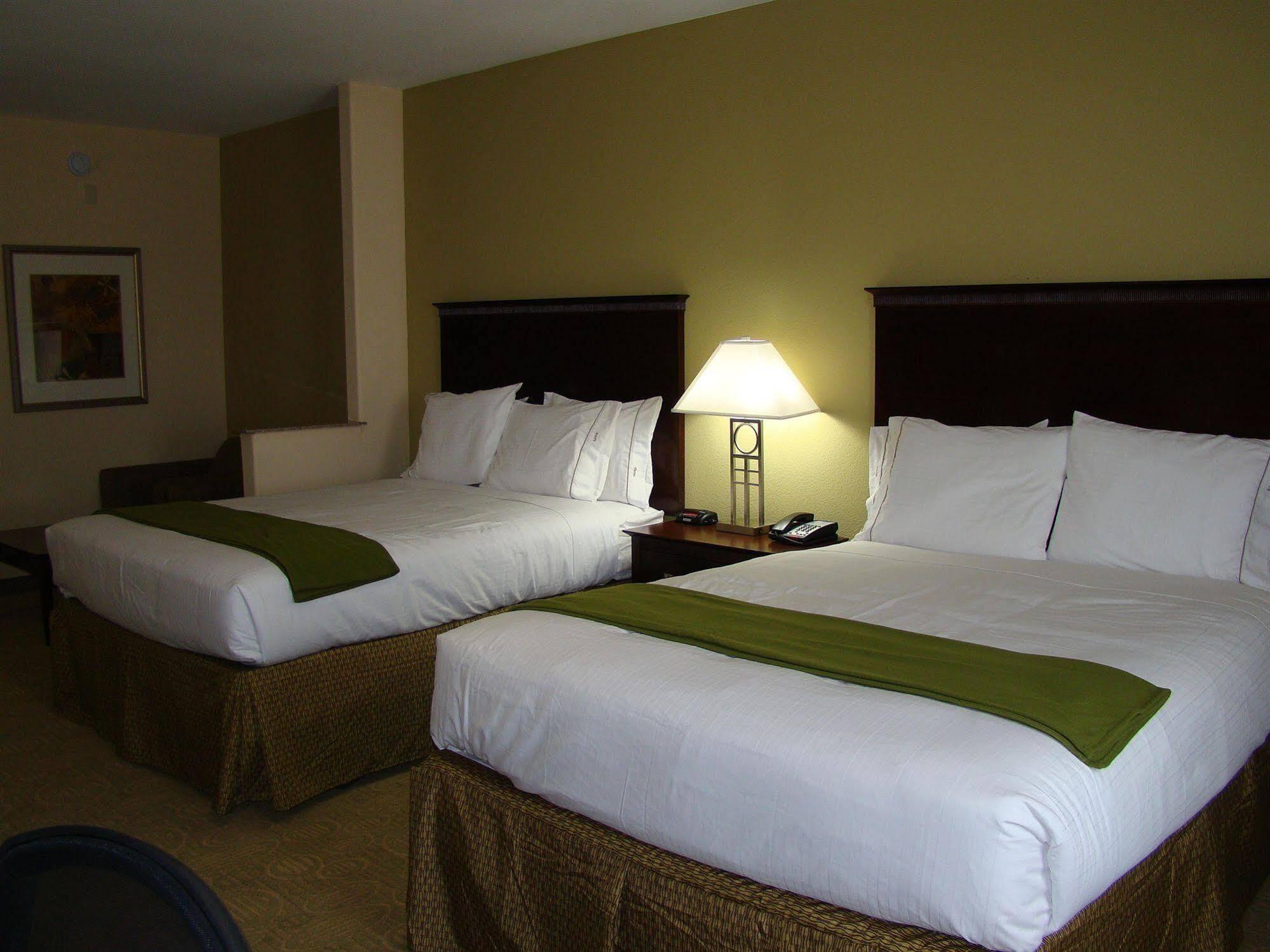 Holiday Inn Express & Suites Brownfield Экстерьер фото