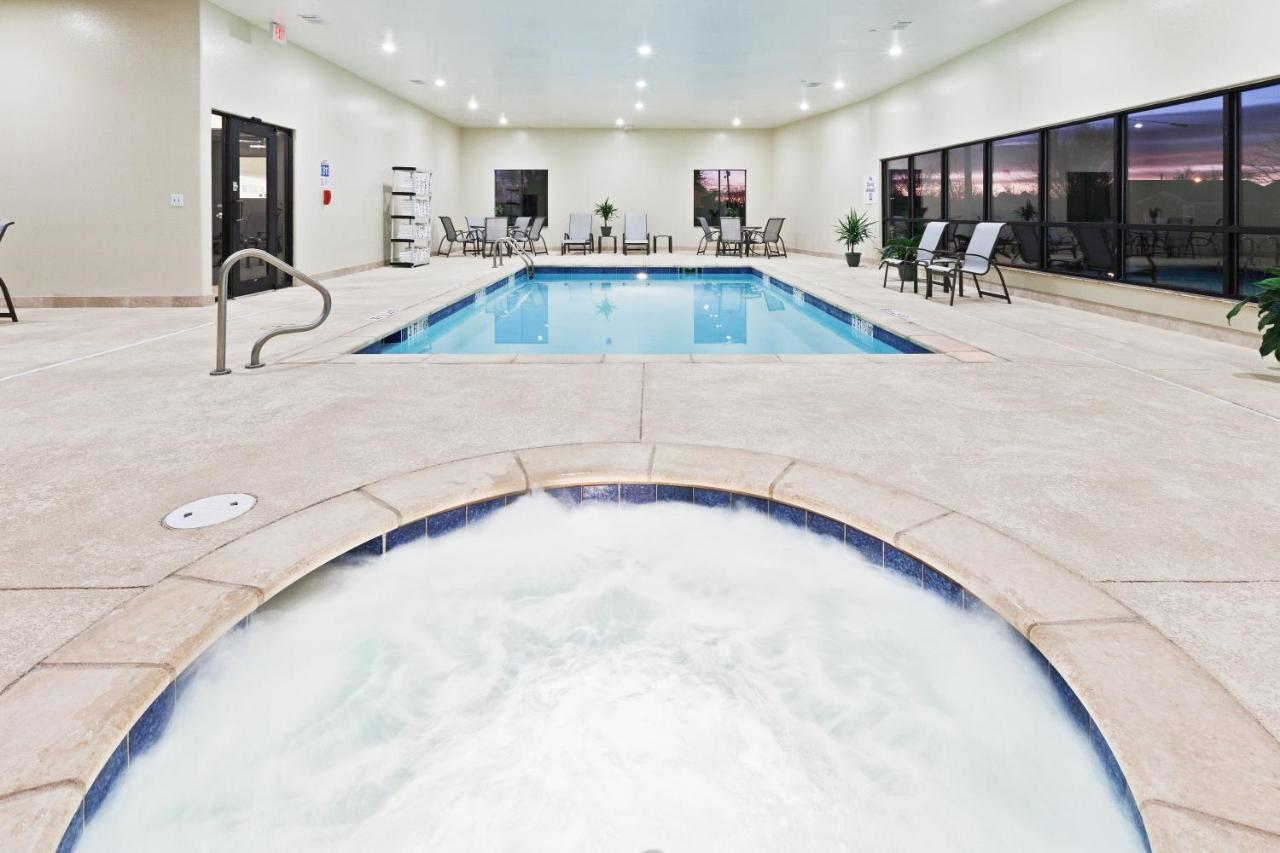 Holiday Inn Express & Suites Brownfield Экстерьер фото