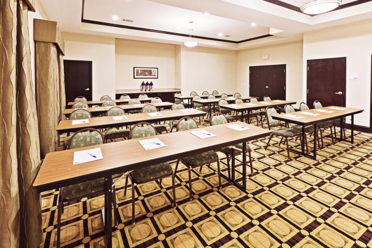 Holiday Inn Express & Suites Brownfield Экстерьер фото