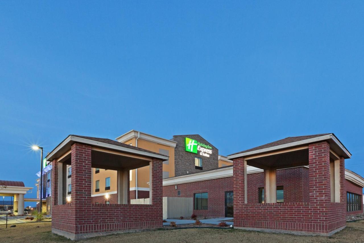 Holiday Inn Express & Suites Brownfield Экстерьер фото