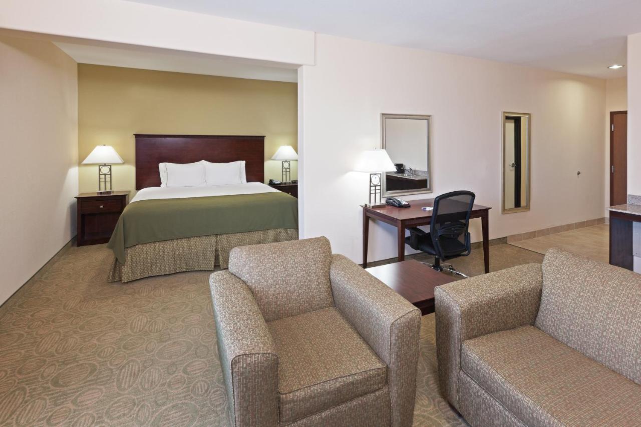 Holiday Inn Express & Suites Brownfield Экстерьер фото